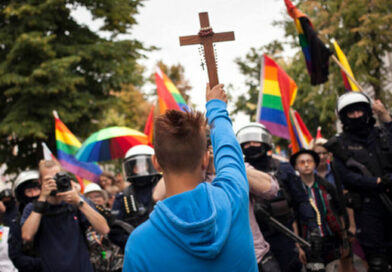 Szenteltvízzel és imádsággal „fertőtlenítették” Bukarestben a Pride útvonalát