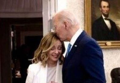 Homlokon csókolta Melonit, majd beleszagolt a hajába Joe Biden