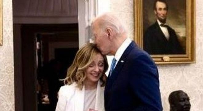 Homlokon csókolta Melonit, majd beleszagolt a hajába Joe Biden