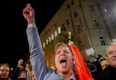 Videó: a Kossuth téren ilyen zászlókat lehet ma kapni