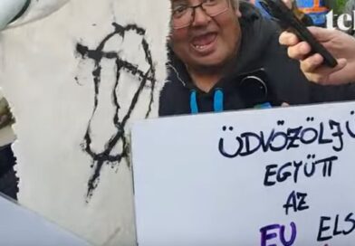 Lincshangulat a mai tüntetésen is: fogatlan őskommunisták támadtak a Hírt TV munkatársára