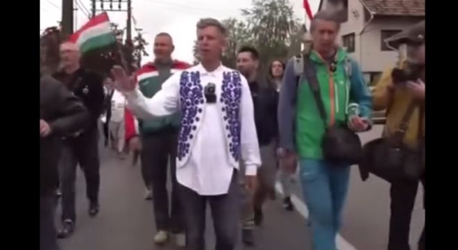 Kiabáló ellentüntetők is várták Magyar Pétert Nagyváradon