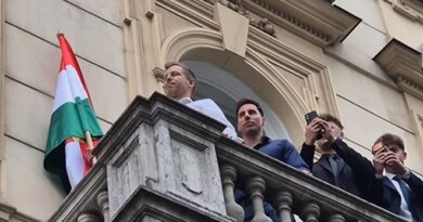 HAZAÁRULÓ! Ezt üzenték Magyar Péternek a tüntetők, aki csak egy erkélyről merte nézni az ellene tüntető tömeget