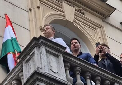 HAZAÁRULÓ! Ezt üzenték Magyar Péternek a tüntetők, aki csak egy erkélyről merte nézni az ellene tüntető tömeget
