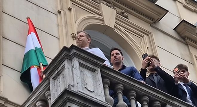 HAZAÁRULÓ! Ezt üzenték Magyar Péternek a tüntetők, aki csak egy erkélyről merte nézni az ellene tüntető tömeget