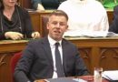 Mit csinál a 140 tiszás képviselő a Parlamentben, amíg Magyar Péter beszél? Mit csinál a 140 tiszás képviselő a Parlamentben, amíg Magyar Péter beszél?