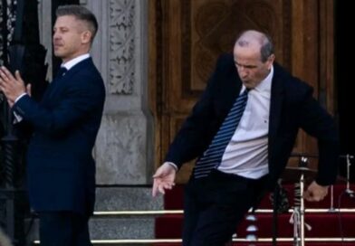 Szent István emlékére diszkó a Kossuth téren, ahol Magyar Péter ünnepelteti magát