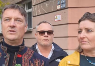 Balhé: Magyar Péter emberei támadtak rá Budaházy Gyuriékra a Kossuth téren